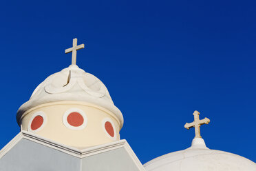 Griechenland, Kykladen, Thira, Santorin, Fira, Blick auf die Kuppel einer Kirche mit Kreuz - FOF002703