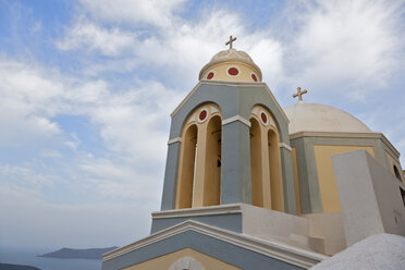 Greece, Cyclades, Thira, Santorini, Fira, View of church with aegean sea - FOF002705