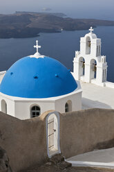 Griechenland, Kykladen, Thira, Santorin, Glockenturm und Kuppel einer Kirche in Firostefani mit Ägäischem Meer - FOF002707