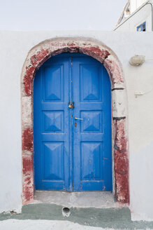 Griechenland, Kykladen, Thira, Santorin, Fira, Eine geschlossene blaue Tür - FOF002709