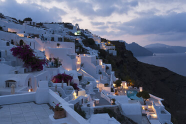 Europa, Griechenland, Thira, Kykladen, Santorin, Blick auf Oia am Morgen - FOF002718