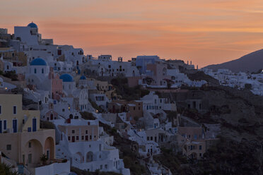 Europa, Griechenland, Thira, Kykladen, Santorin, Oia, Blick auf das Dorf am Morgen - FOF002730