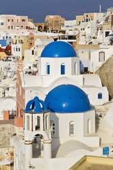 Europa, Griechenland, Ägäis, Kykladen, Thira, Santorin, Oia, Blick auf blaue Kuppel und Glockenturm einer Kirche - FOF002813