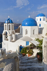 Europa, Griechenland, Ägäisches Meer, Kykladen, Thira, Santorin, Oia, Blick auf blaue Kuppel und Kirche - FOF002815