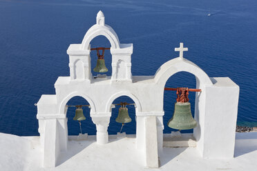 Europa, Griechenland, Ägäis, Kykladen, Thira, Santorin, Oia, Blick auf den Glockenturm vor der Caldera - FOF002817
