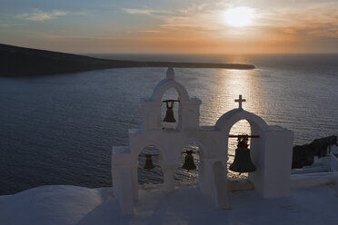 Europa, Griechenland, Ägäis, Kykladen, Thira, Santorin, Oia, Blick auf den Glockenturm vor der Caldera - FOF002743