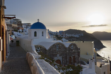 Europa, Griechenland, Ägäisches Meer, Kykladen, Thira, Santorin, Santorin, Oia, Blick auf blaue Kuppel und Kirche - FOF002744