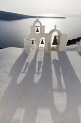 Europa, Griechenland, Ägäis, Kykladen, Thira, Santorin, Oia, Blick auf den Glockenturm vor der Caldera - FOF002745