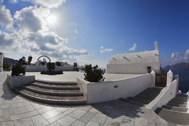 Europa, Griechenland, Ägäisches Meer, Kykladen, Thira, Santorin, Oia, Blick auf die weiße Kirche - FOF002746