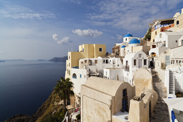 Europa, Griechenland, Ägäisches Meer, Kykladen, Thira, Santorin, Oia, Blick auf die Caldera - FOF002748