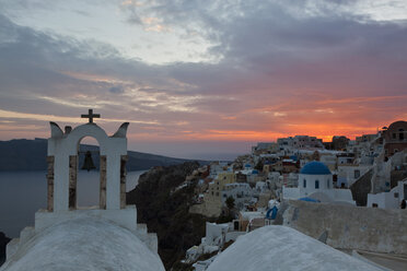 Europa, Griechenland, Ägäisches Meer, Kykladen, Thira, Santorin, Oia, Blick auf den Glockenturm - FOF002749