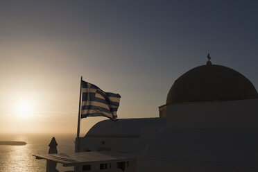 Europa, Griechenland, Ägäisches Meer, Kykladen, Thira, Santorin, Oia, griechische Flagge neben der Kuppel einer Kirche - FOF002754