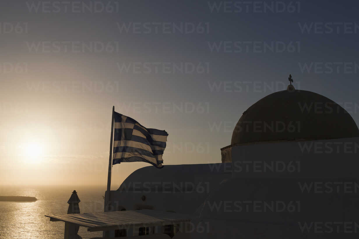 Europa, Griechenland, Ägäisches Meer, Kykladen, Thira, Santorin, Oia, griechische  Flagge neben der Kuppel eines Churc, lizenzfreies