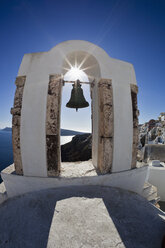 Europa, Griechenland, Ägäis, Kykladen, Thira, Santorin, Oia, Blick auf den Glockenturm vor der Caldera - FOF002757