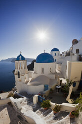 Europa, Griechenland, Ägäisches Meer, Kykladen, Thira, Santorin, Oia, Blick auf blaue Kuppel und Kirche - FOF002759