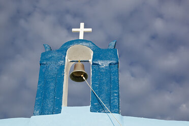 Europa, Griechenland, Ägäisches Meer, Kykladen, Thira, Santorin, Oia, Blick auf den Glockenturm - FOF002760