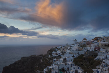Griechenland, Kykladen, Thira, Santorin, Blick auf Oia und Windmühlen bei Sonnenuntergang - FOF002825