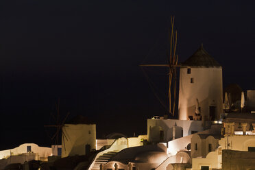 Griechenland, Kykladen, Thira, Santorin, Oia, Blick auf Windmühlen nach Sonnenuntergang - FOF002844