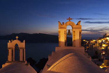 Griechenland, Kykladen, Thira, Santorin, Blick auf Glockenturm und Oia nach Sonnenuntergang - FOF002846