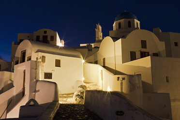 Griechenland, Kykladen, Thira, Santorin, Blick auf Oia nach Sonnenuntergang - FOF002848