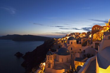 Griechenland, Kykladen, Thira, Santorin, Blick auf Oia nach Sonnenuntergang - FOF002857