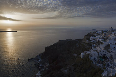 Griechenland, Kykladen, Thira, Santorin, Blick auf Oia und Windmühlen bei Sonnenuntergang - FOF002860