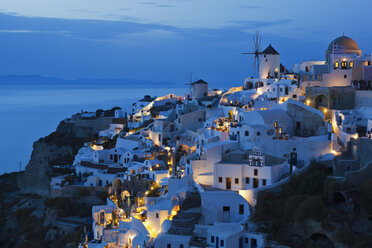 Griechenland, Kykladen, Thira, Santorin, Blick auf Oia und Windmühlen nach Sonnenuntergang - FOF002862