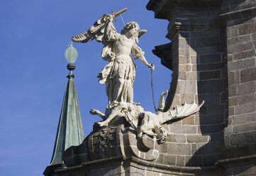 Österreich, Niederösterreich, Waldviertel, Zwettl, Zisterzienser Stift Zwettl, Blick auf Statue auf Kirche - WWF001736