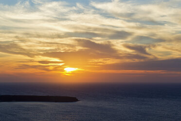 Europa, Griechenland, Thira, Kykladen, Santorin, Blick auf das Ägäische Meer bei Sonnenuntergang - FOF002766