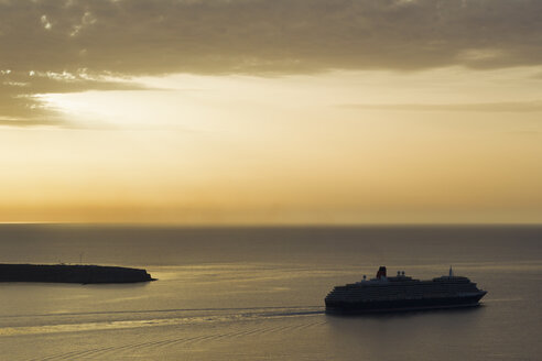 Europa, Griechenland, Thira, Kykladen, Santorin, Blick auf ein Kreuzfahrtschiff im ägäischen Meer bei Sonnenuntergang - FOF002767