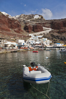 Griechenland, Thira, Oia, Kykladen, Santorin, Blick auf den Hafen von Ammoudi - FOF002827