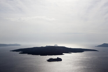 Europa, Griechenland, Thira, Kykladen, Santorin, Blick auf die Vulkaninsel Nea Kameni - FOF002771
