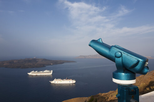 Europa, Griechenland, Thira, Kykladen, Santorin, Blick auf die Vulkaninsel Nea Kameni und Kreuzfahrt im Meer - FOF002772