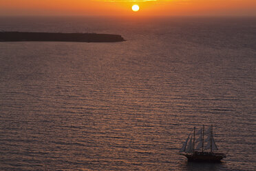 Europa, Griechenland, Thira, Kykladen, Santorin, Blick auf Segelschiffe im ägäischen Meer bei Sonnenuntergang - FOF002775