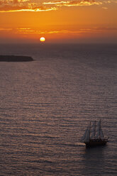 Europa, Griechenland, Thira, Kykladen, Santorin, Blick auf Segelschiffe im ägäischen Meer bei Sonnenuntergang - FOF002776