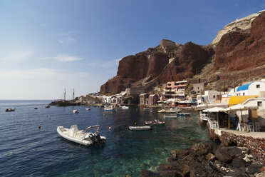 Griechenland, Thira, Oia, Kykladen, Santorin, Blick auf den Hafen von Ammoudi - FOF002828