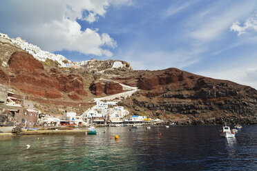 Griechenland, Thira, Oia, Kykladen, Santorin, Blick auf den Hafen von Ammoudi - FOF002779