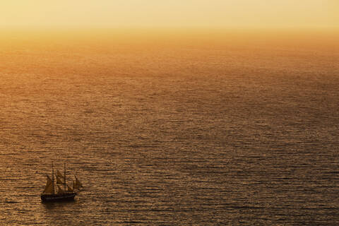 Europa, Griechenland, Thira, Kykladen, Santorin, Blick auf Segelschiffe im ägäischen Meer bei Sonnenuntergang, lizenzfreies Stockfoto