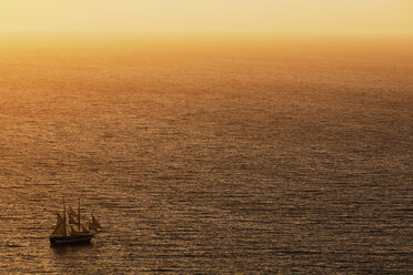Europa, Griechenland, Thira, Kykladen, Santorin, Blick auf Segelschiffe im ägäischen Meer bei Sonnenuntergang - FOF002781