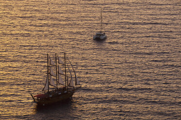 Europa, Griechenland, Thira, Kykladen, Santorin, Blick auf Segelschiffe im ägäischen Meer bei Sonnenuntergang - FOF002782