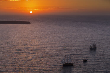 Europa, Griechenland, Thira, Kykladen, Santorin, Blick auf Segelschiffe im ägäischen Meer bei Sonnenuntergang - FOF002783
