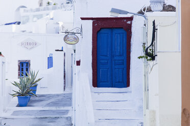 Griechenland, Kykladen, Thira, Santorini, Geschlossene blaue Holztür mit Treppe - FOF002835
