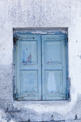 Griechenland, Kykladen, Thira, Santorin, Geschlossenes blaues Fenster - FOF002836