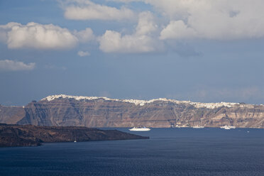 Europa, Griechenland, Kykladen, Thira, Santorin, Blick auf Fira und das Ägäische Meer - FOF002786