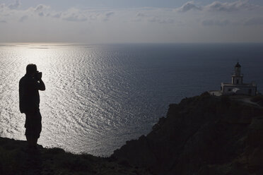 Griechenland, Kykladen, Thira, Santorin, Fotograf am Leuchtturm - FOF002787