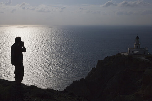 Griechenland, Kykladen, Thira, Santorin, Fotograf am Leuchtturm - FOF002787