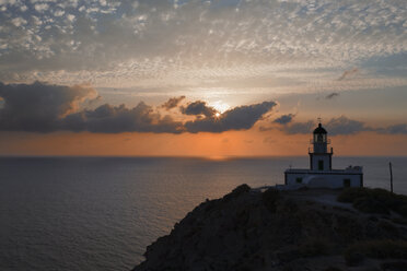 Europa, Griechenland, Kykladen, Thira, Santorin, Klippen und Leuchtturm in Akrotiri bei Sonnenuntergang - FOF002788