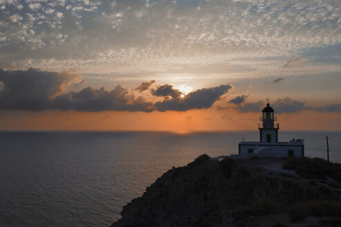 Europa, Griechenland, Kykladen, Thira, Santorin, Klippen und Leuchtturm in Akrotiri bei Sonnenuntergang - FOF002788