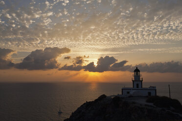 Europa, Griechenland, Kykladen, Thira, Santorin, Klippen und Leuchtturm in Akrotiri bei Sonnenuntergang - FOF002789
