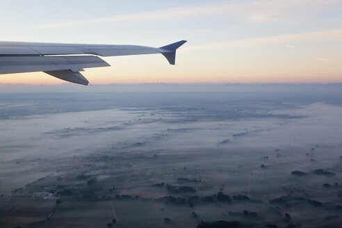 Deutschland, Bayern, München, Flughafen Franz Josef Strauß, Blick auf Tragfläche bei Sonnenaufgang - FOF002791